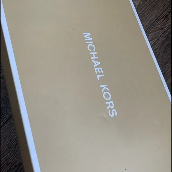 MK Plate Flat Thong Sandals - Picture 8 of 9